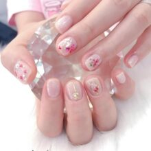 Hoa khô đính móng- Phong cách nail sang trọng đầy ngọt ngào